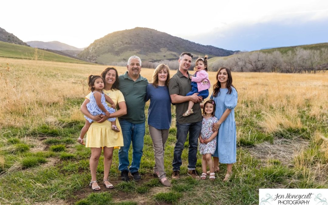 An extended family photo session at Hildebrand Ranch park by Littleton photographer