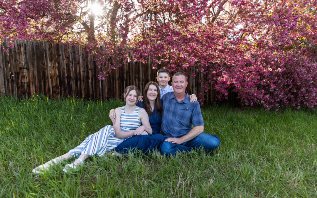The {M} family mini photo session in the pink tree blossoms