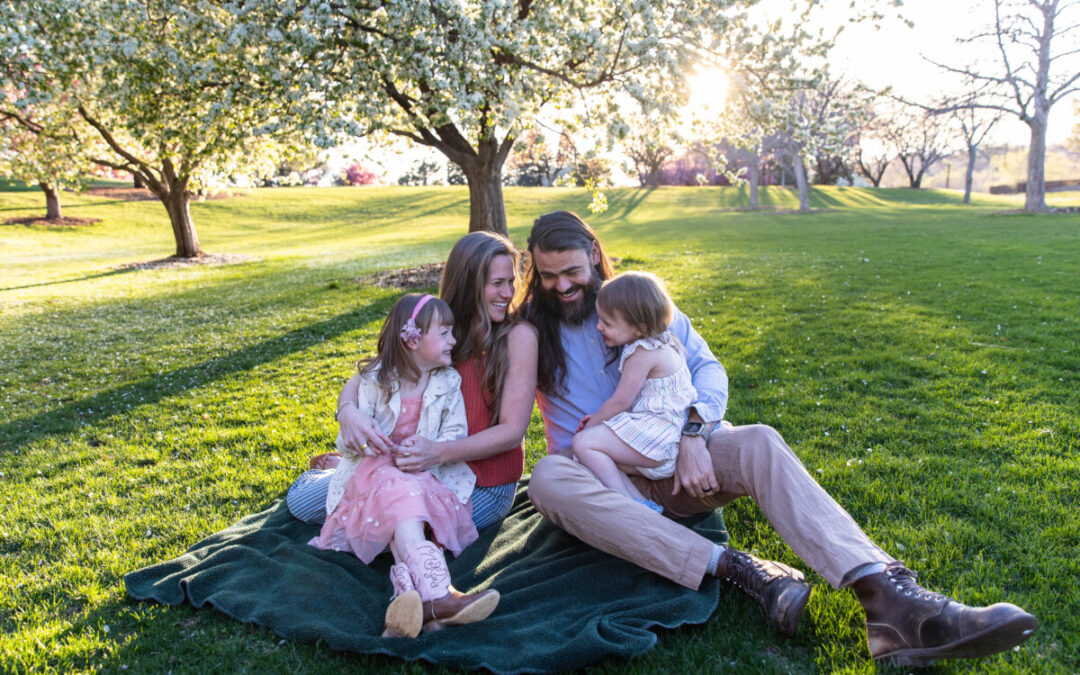 The {M} family mini photo session in the crab apple trees