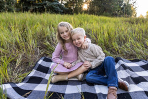 Littleton family photographer dog twins Fly'N B Park in Highlands Ranch Colorado photography fall leaves siblings brother sister beagle