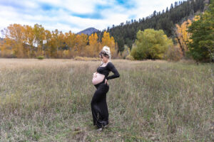 Littleton maternity and baby photographer family bump pregnant pregnancy Lair O' the Bear Park Colorado photography fall color leaves cowboy hats mother