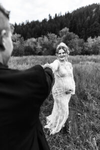 Littleton maternity and baby photographer family bump pregnant pregnancy Lair O' the Bear Park Colorado photography fall color leaves cowboy hats