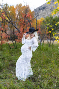 Littleton maternity and baby photographer family bump pregnant pregnancy Lair O' the Bear Park Colorado photography fall color leaves cowboy hats mother