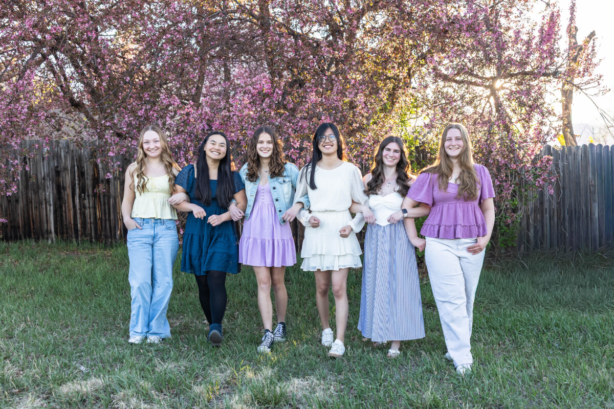 Friend mini photo session in the spring blooms