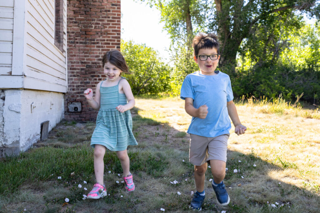 Littleton child photographer in Colorado at Fly'N B Park