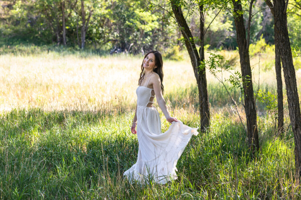 Colorado high school senior photography session in a field