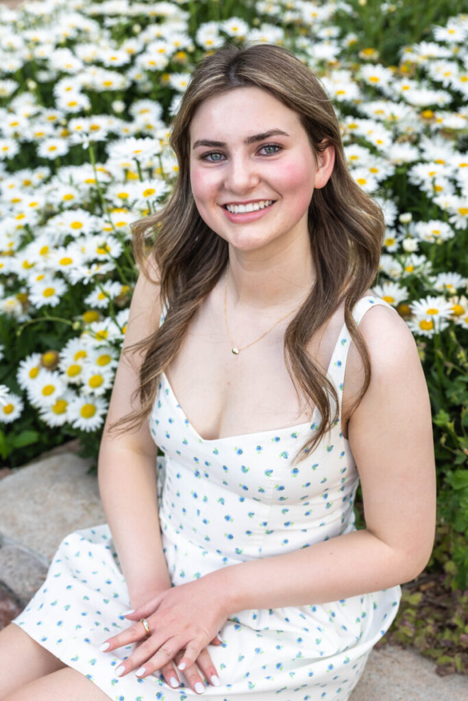 Colorado senior photo session with daisies