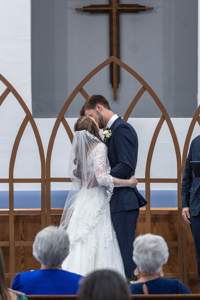 Colorado wedding first kiss
