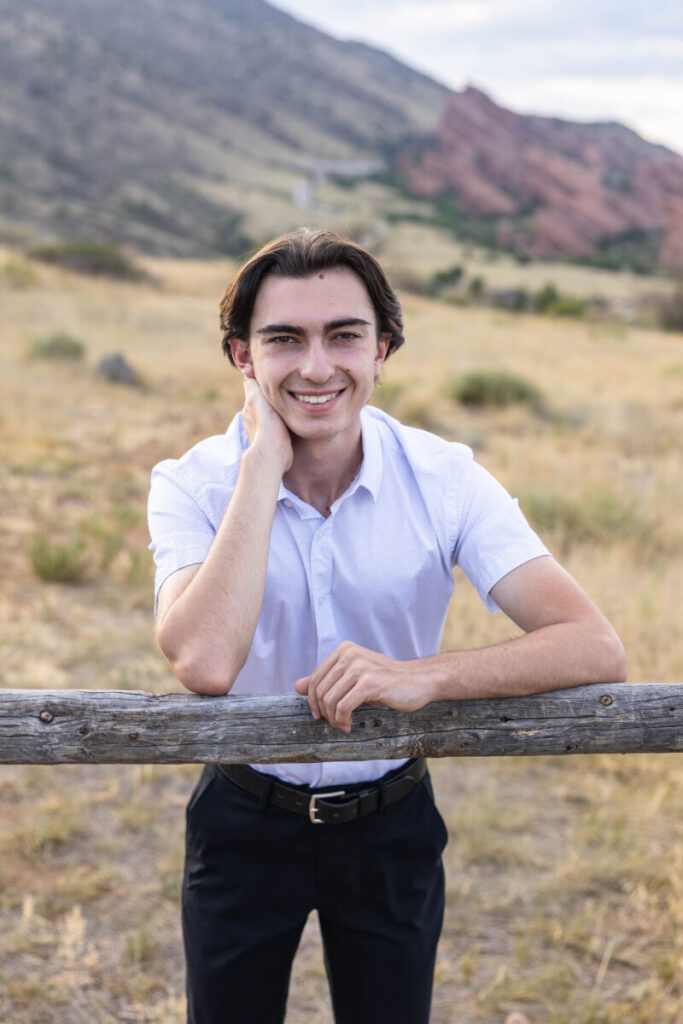 Colorado high school senior photo session with red rocks