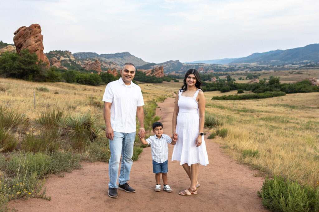Colorado family photographer with red rocks and kids