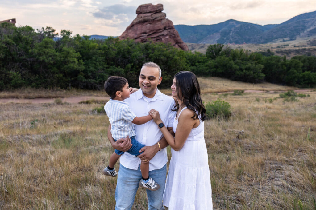 Colorado family photographer with red rocks