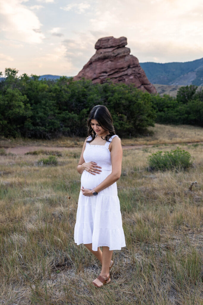 Colorado maternity family photographer with red rocks