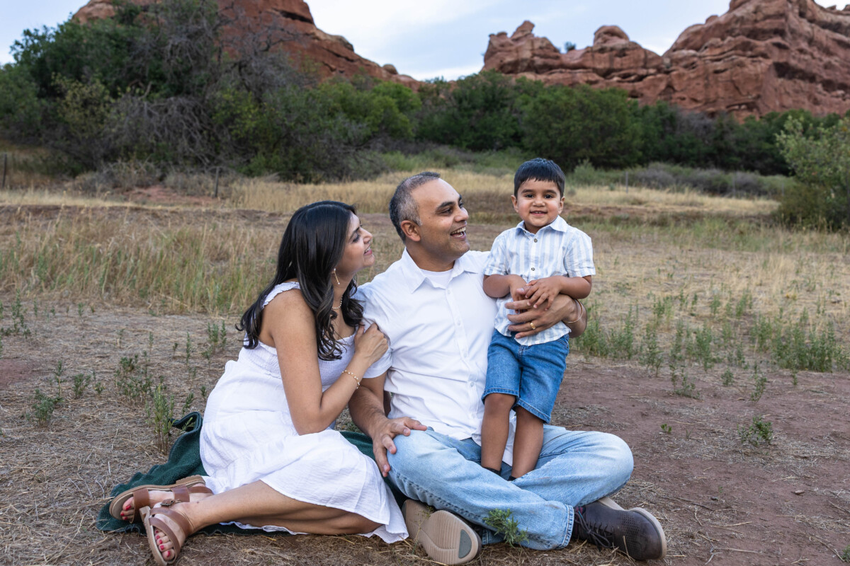 Colorado family photographer with red rocks