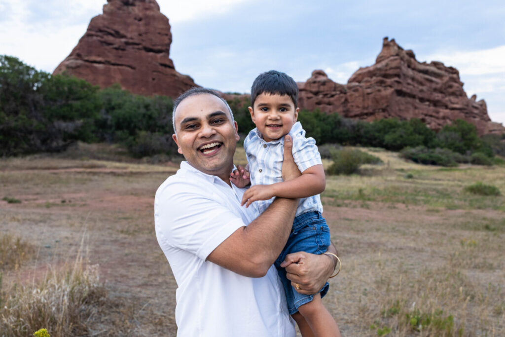 Colorado family photographer with father and son and red rocks