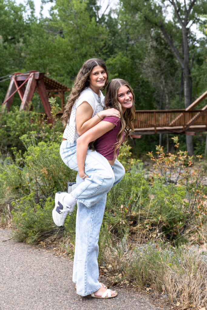 Colorado high school senior photographer with friends and teens