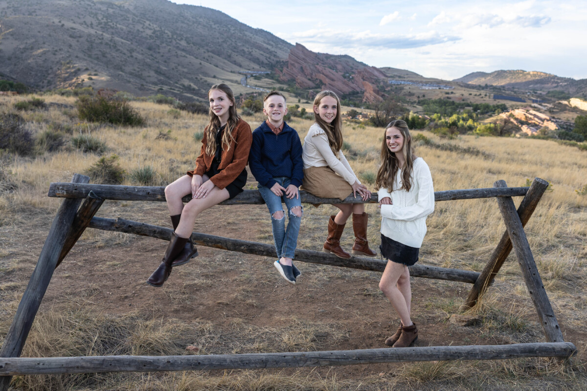 Colorado family photographer with red rocks