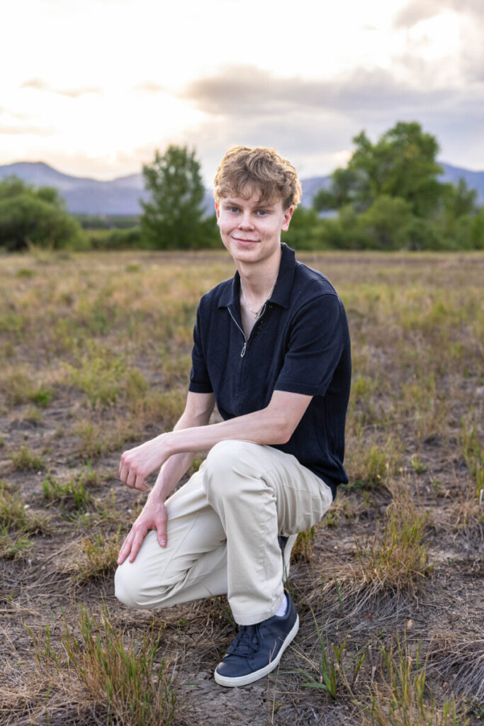 Colorado high school senior photographer at sunset with the foothills