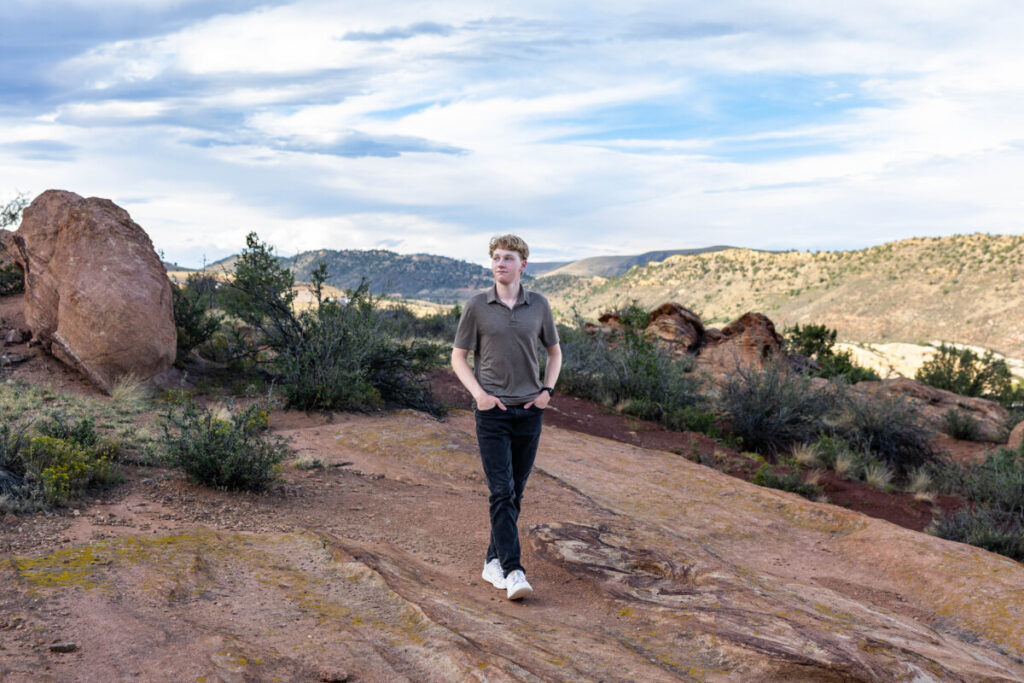 Colorado high school senior photographer with red rocks