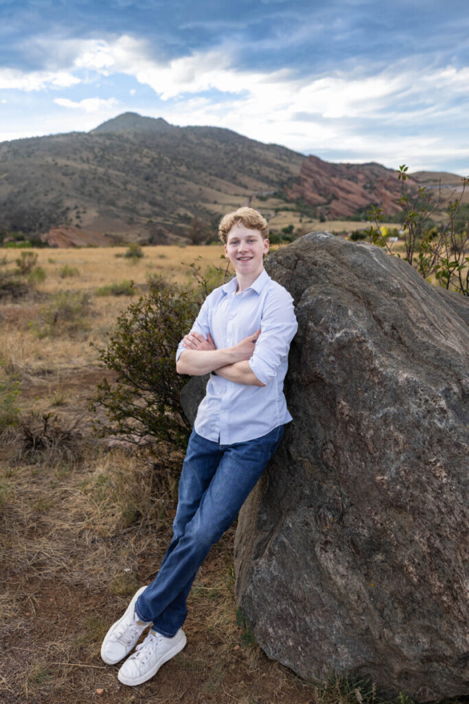 Colorado high school senior photography session with red rocks and foothills