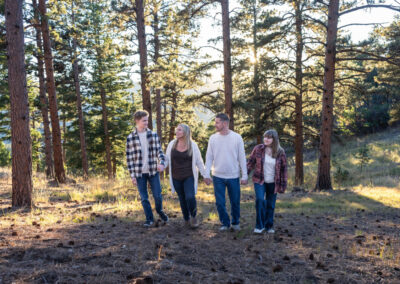 Colorado family photographer in pine trees